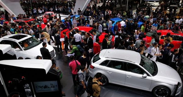 แม้ผู้คนจะสนใจแทบทุกครั้งที่จัดงานแสดงรถยนต์ แต่การซื้อรถยนต์ใหม่ในจีนไม่ใช่เรื่องง่ายๆ แน่นอน 