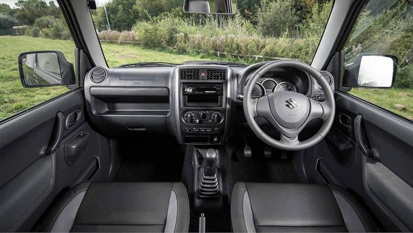 ภายในของรถยนต์ Suzuk Jimny 2018 ที่ไม่มีอะไรโดดเด่นมากนักเมื่อเทียบกับรถยนต์ปัจจุบัน