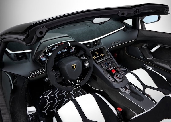 ภายในดุดันด้วยสีทูโทน ขาว ดำ และคอนโซนกลางที่เป็นเอกลักษณ์ของ Lamborghini