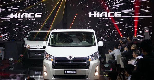 Toyota Hiace เปิดตัวพร้อมกับ Toyota Hiaace Commuter ได้รับความนิยมในการใช้ขนส่งเชิงพาณิชย์เช่นกัน