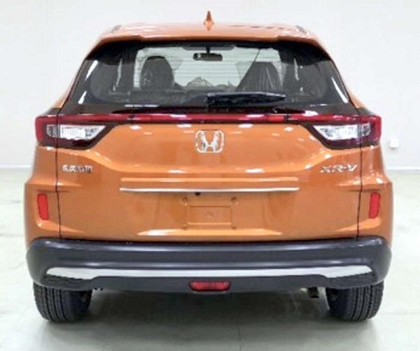 ด้านหลังยังคงลักษณะเดิมแต่เพิ่มมิติการออกแบบเล็กน้อยสำหรับ Honda   XR-V 2019 โฉมไมเนอร์เชนจ์ใหม่ 