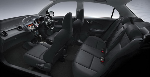 Honda Brio ให้ห้องโดยสารมาอย่างกว้างขวาง รวมถึงมีการแบ่งที่เก็บสัมภาระเป็นสัดส่วน​