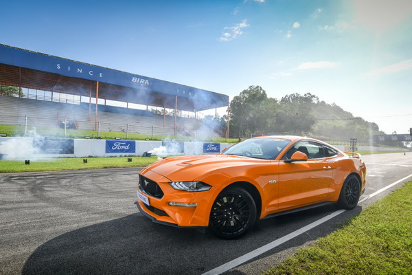Ford Mustang 2019 มี 2 รุ่นให้เลือก โดยมีราคาอยู่ที่ 3,599,000 บาท​ และ 4,799,000 บาท​
