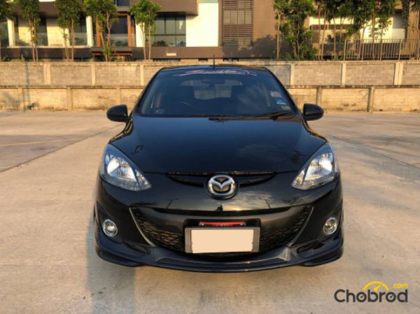 ภายนอกของรถมือสอง Mazda2 รุ่นปี 2013 - 2018 ราคาเริ่มต้นอยู่ที่ 265,000 บาทขึ้นไปค่ะ