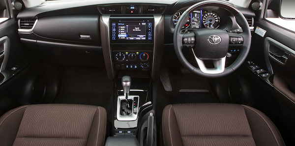 ภายในของ All New Toyota Fortuner มีความสวยงามและมีระดับด้วยการเล่นสีทูโทน