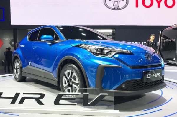 สีน้ำเงินก็สวยไม่เบา แต่ดูให้ดีจะเห็นว่าเจ้า Toyota C-HR EV 2019 จะเตี้ยกว่ารุ่นปกติเล็กน้อย 