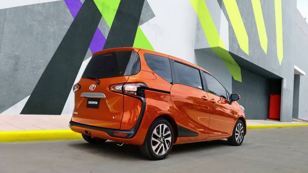 Toyota Sienta ดีไซน์ของตัวรถที่มาในสไตล์รถตู้ Mini Van พร้อมประตูเลื่อนไฟฟ้า