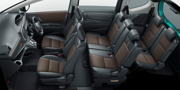 Toyota Sienta ออกแบบมาให้ทันสมัยยิ่งขึ้นด้วยแผงแดชบอร์ดสีดำ ตกแต่งด้วยโครเมียม พร้อมที่นั่งกว้างขวางสะดวกสบาย