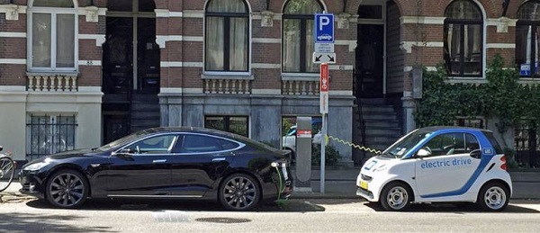 นั่นเพราะปัญหามลพิษที่ร้ายแรงของเมือง ทำให้ภาครัฐเนเธอแลนด์ต้องกระตุ้นการใช้รถยนต์ไฟฟ้ามากขึ้น 