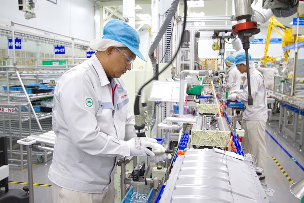 พนักงานของโตโยต้าเริ่มผลิตแบตเตอรี่สำหรับรถยนต์ไฮบริดในประเทศไทยแล้ว 