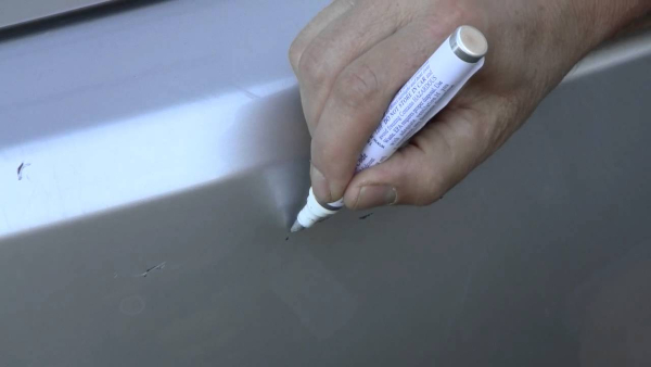 ซ่อมจุดสีด้วยปากกาแต้มสี จะช่วยให้รายละเอียดรถดูดีสมราคา