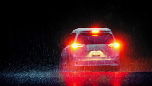 ไฟเป็นสิ่งสำคัญในการขับขี่รถหน้าฝน โดยเฉพาะตอนกลางคืน