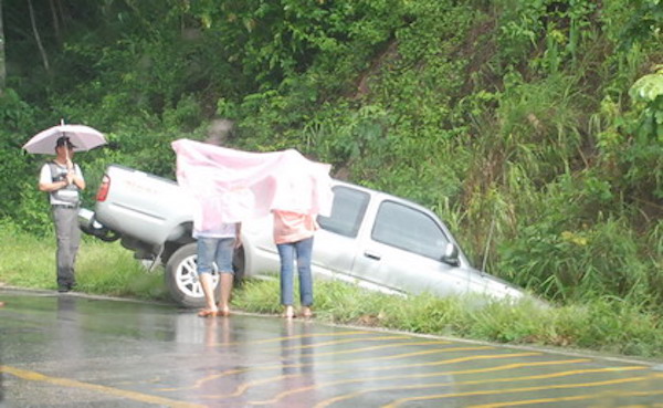 ฝนตกถนนลื่นอาจเกิดอุบัติเหตุที่ไม่คาดคิดได้