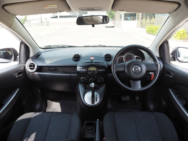 รถมือสอง Mazda 2 ปี 2014 ราคาเริ่มต้นที่ 229,000 บาท กับดีไซน์ภายในที่ดูดี มีระดับ ในราคาจับต้องได้