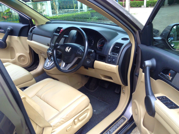 ภายในของรถมือสอง Honda CR-V กว้างขวางเต็มไปด้วยพื้นที่ใช้สอยประโยชน์