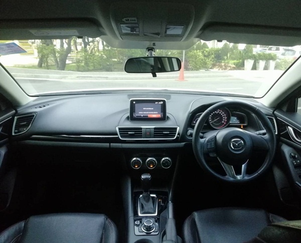 Mazda 3 ปี 2015 ราคาเริ่มต้นที่ 400,000 บาท