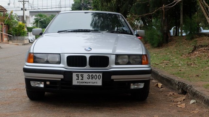 BMW E36 กับฉายานกแก้วที่ได้มาจากฝากระโปรงหน้าที่งุ้มเหมือนปากนกแก้ว
