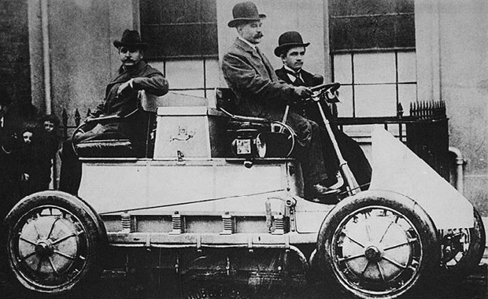 Jakob Lohner กับรถไฮบิรดคันแรกในโลกที่เขาเป็นผู้คิดค้นขึ้นมา