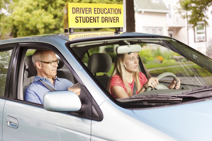 ผู้ที่ต้องการปฏิบัติหน้าที่ครูผู้สอนขับรถต้องผ่านการทดสอบกับทางกรมการขนส่งทางบก