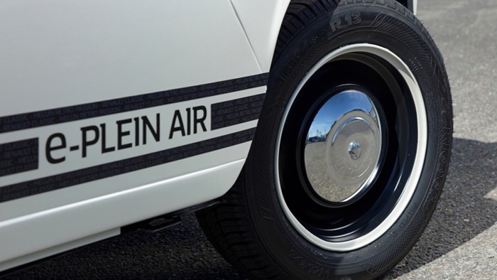 ป้ายชื่อรุ่น Renault e-Plein Air ที่ติดเอาไว้ให้เห็นอย่างชัดเจน