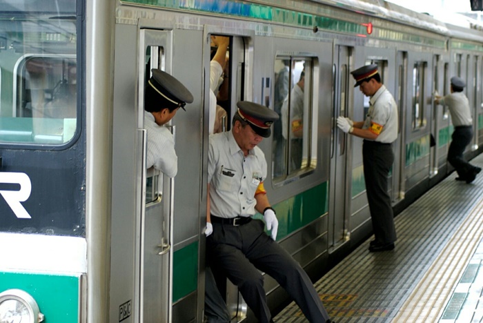 สภาพความแออัดบนขบวนรถไฟของญี่ปุ่นในชั่วโมงเร่งด่วน