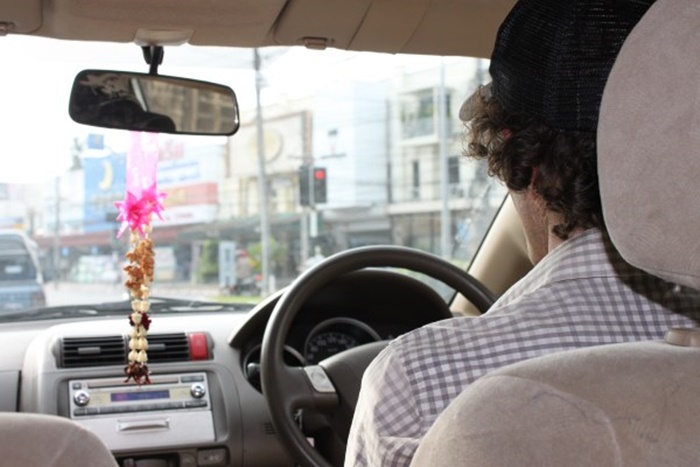 ชาวต่างชาติขับรถในไทย มีอะไรบ้างที่ควรรู้และปฏิบัติตาม
