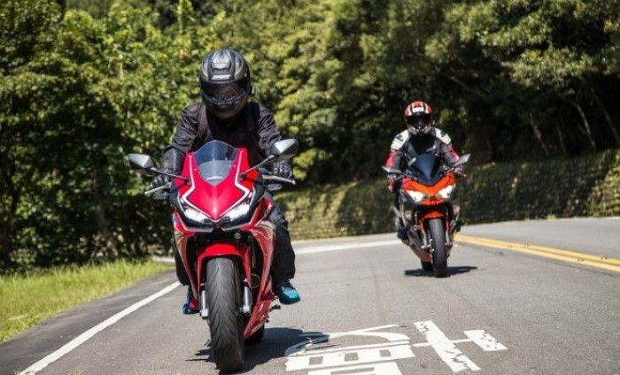 Honda CBR500R (สีแดง) และ Kawasaki Ninja 400 (สีส้ม)