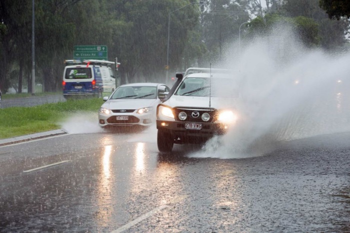 หลีกเลี่ยงการขับรถเร็วในขณะฝ่าน้ำท่วม