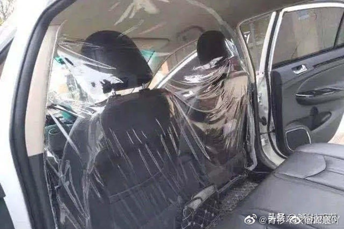 แท็กซี่จีนใช้พลาสติกกั้นเขตระหว่างคนขับและผู้โดยสาร
