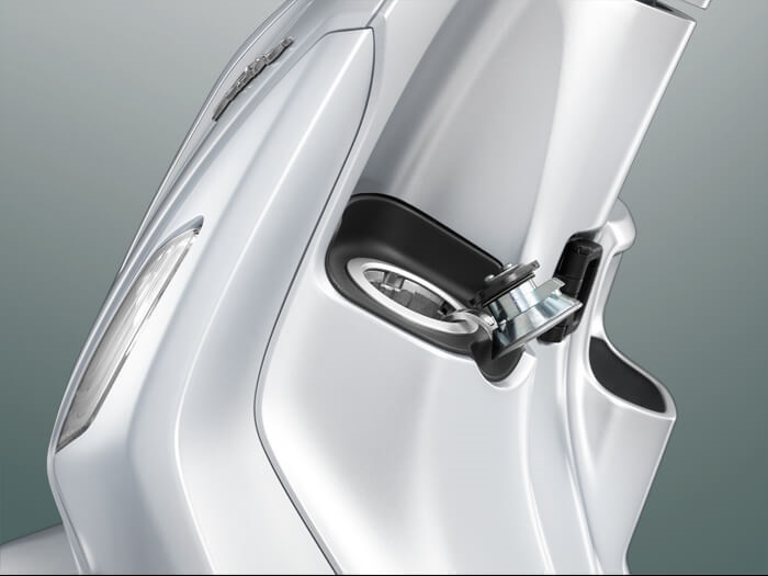 ​SMART & EASIER FUEL ช่องเติมน้ำมันด้านหน้า ช่วยให้การเติมน้ำมันง่ายขึ้น ไม่ต้องลงจากรถ พร้อมปุ่มกดเปิดฝาอัตโนมัติ