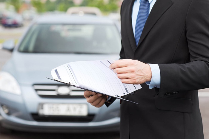 ตรวจสอบเอกสารเพื่อให้แน่ใจว่าได้ซื้อขายรถที่ถูกต้องตามกฎหมาย