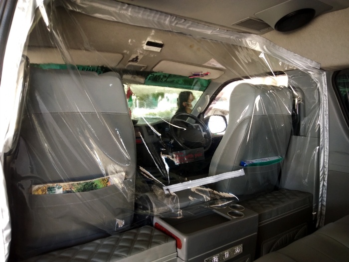 Toyota มอบฉากกั้นห้องโดยสารรถตู้ให้ 3 โรงรียน ใช้ป้องกัน Covid-19