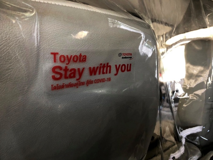 Toyota มอบฉากกั้นห้องโดยสารรถตู้ให้ 3 โรงรียน ใช้ป้องกัน Covid-19