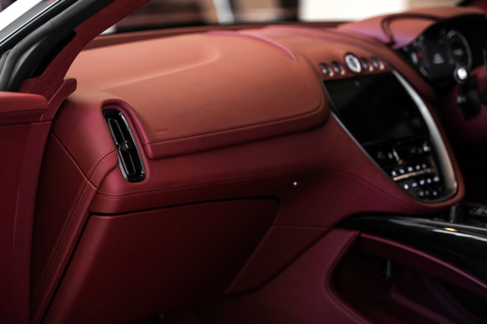 Aston Martin DBX 2020 ราคา 19.9 ล้านบาท
