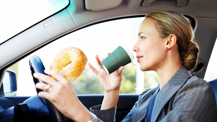 ทานอาหารในรถ พฤติกรรม การขับรถที่ควรเลี่ยง
