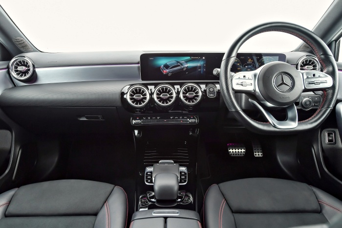 ห้องโดยสาร Mercedes-Benz A 200 AMG Dynamic