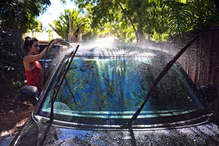 ล้างรถให้เงา เริ่มจากฉีดน้ำให้ทั่วรถ