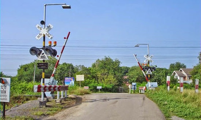 ดูสัญญาณระวังรถไฟก่อนขับรถข้ามเสมอ ดูสัญญาณระวังรถไฟก่อนขับรถข้ามเสมอ