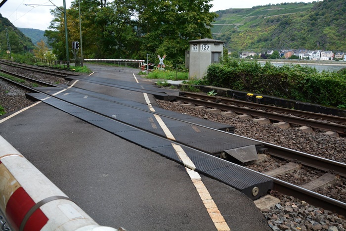 หยุดรถให้ห่างจากทางรถไฟไม่น้อยกว่าห้าเมตร หยุดรถให้ห่างจากทางรถไฟไม่น้อยกว่าห้าเมตร