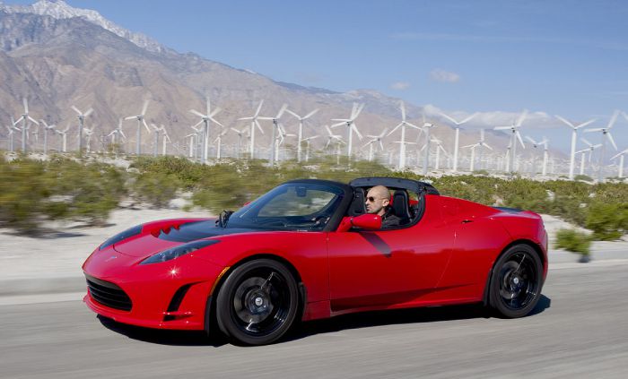 การเข้ามาของ Tesla Roadster เมื่อปี 2004 ทำให้ตลาดรถยนต์ไฟฟ้ามีแสงสว่าง