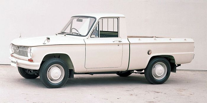 Mazda Familia Pickup สไตลิ่งแบบ Fiat 1300 เดินสันครีบรอบรถเก๋มากในยุคนั้น