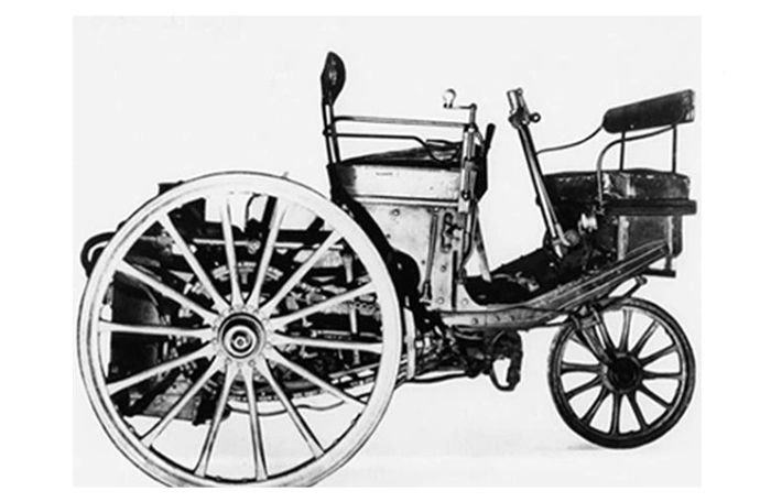 Peugeot Type 1 ในปี 1889 ใช้เครื่องยนต์ 2 สูบ พลังไอน้ำ