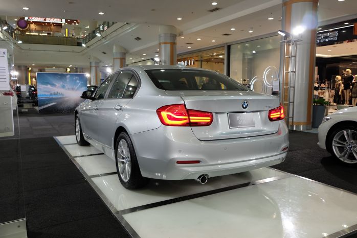 ด้านท้ายของ BMW 318i ด้านท้ายของ BMW 318i