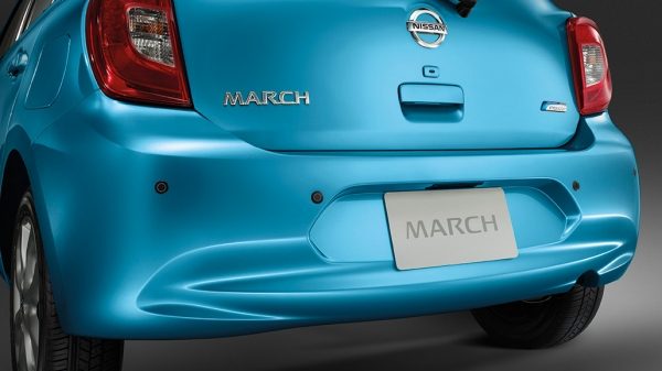 มุมมองด้านท้ายของ Nissan March 2017
