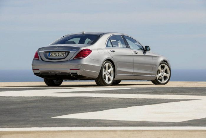 ด้านหลัง Mercedes-Benz S300
