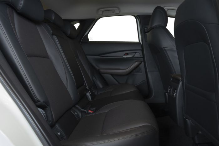 เบาะหลัง Mazda CX-30 แคบ เบาะหลัง Mazda CX-30 แคบ