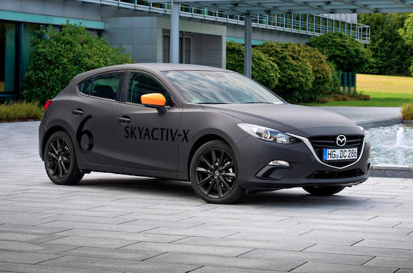Mazda3 ที่ทดสอบวิ่งบนถนนจริงกับเครื่องยนต์ Skyactive-X ถูกจับภาพได้บ่อยครั้ง