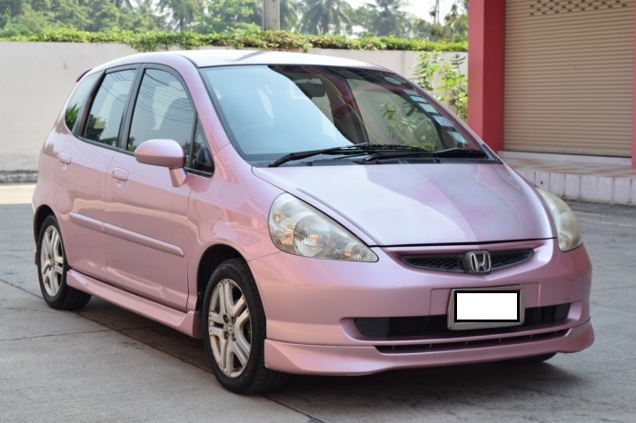 Honda Jazz ในตลาดรถรถมือสองปี 2004 มีสีชมพูให้เลือก