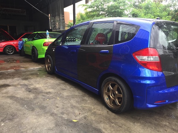 ตัว Honda Jazz คันที่มีปัญหาเรื่องเทอร์โบ เจ้าของรถอ้างว่าสาเหตุมาจากสารหล่อลื่น “แม็กซ์ นาโน”