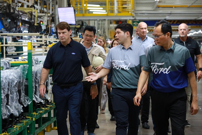  จิม ฟาร์ลีย์ ประธานฟอร์ด เข้าเยี่ยมโรงงานในประเทศไทย